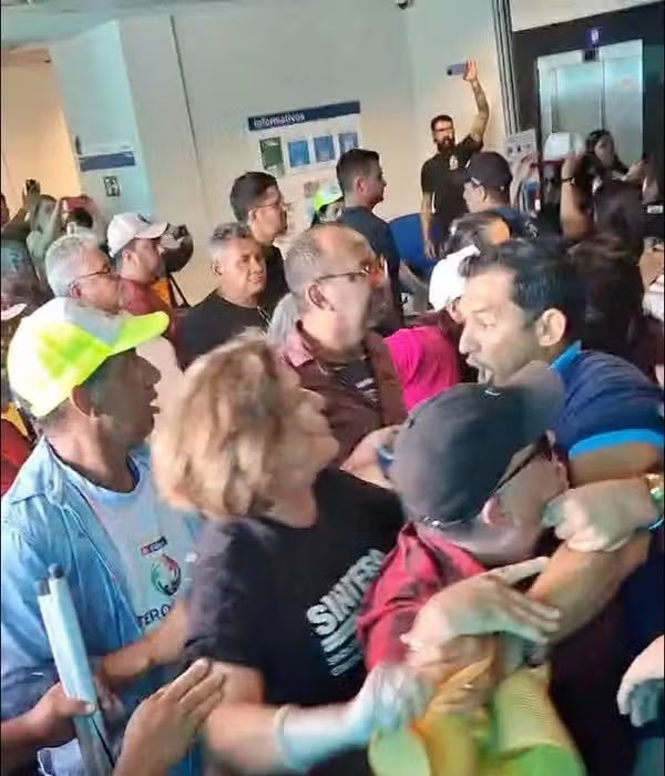 Professores em greve invadem e ocupam sede da Seduc no CPA em protesto em Porto Velho; veja vídeo